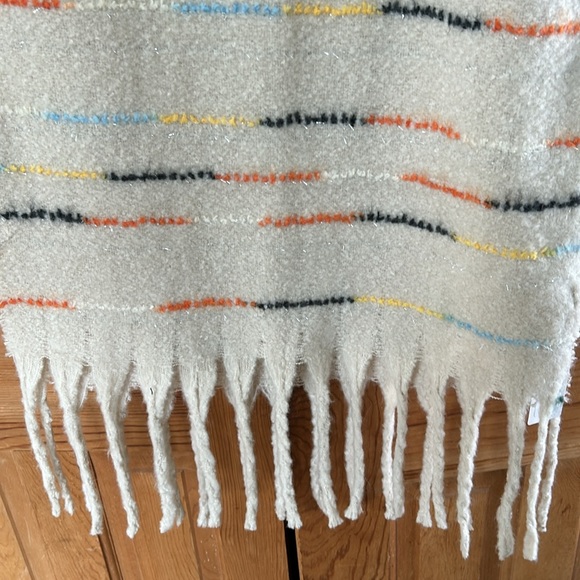 NWT Fringed Scarf in earthy colors with silver flecks. 100% Acrylic, never worn. - Picture 4 of 10